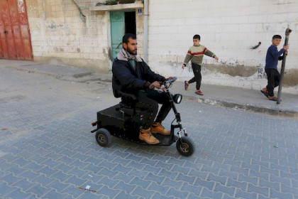 صور:  الفلسطيني مؤمن أبو ريدة يجمع سيارة كهربائية صغيرة في ورشة  منزله  جنوب قطاع غزة