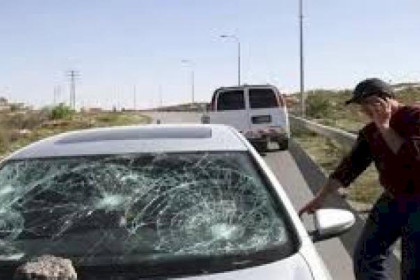 مستوطنون يحرقون مركبة شرق رام الله