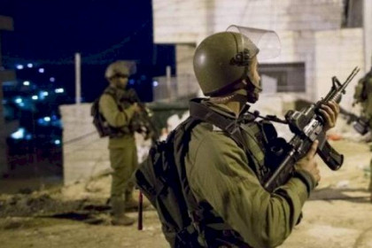 الخليل: اعتقال 4 شبان وإصابة مُسن خلال اعتداء من المستوطنين