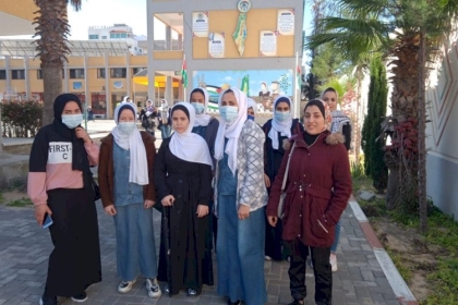 مجلس الشبيبة الفتحاوية بمحافظة غزة ينفذ مبادرة طلابية لتوزيع عدد من المظلات على طلاب المدارس الثانوية