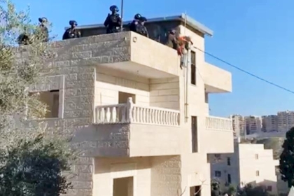 مواطنون يؤدون صلاة الجمعة أمام بناية مهددة بالهدم في سلوان