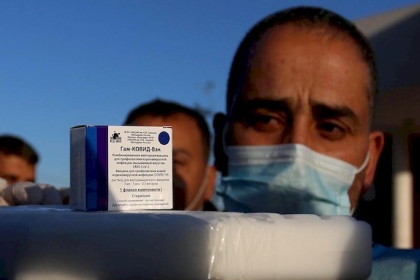 فيسبوك يصنف منشورات لقاحات كورونا لتفادي التضليل