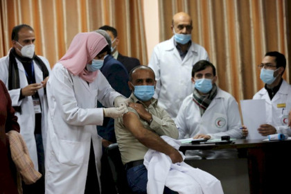 بالصور .. انطلاق حملة التطعيم ضد فيروس كورونا في قطاع غزة