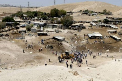 الخليل: الاحتلال يحصي المواطنين في تجمع لصيفير في يطا