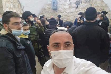 المستوطنون يعتدون على أحد الأحواش التاريخية في الخليل القديمة