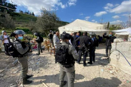 القدس: الاحتلال يهدم خيمة مأوى عائلة عليان بالعيسوية
