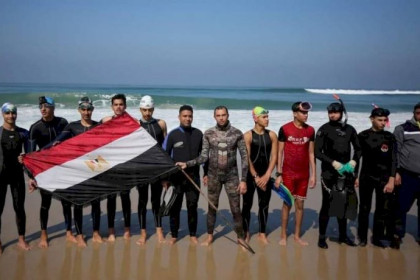 بالصور - غزة: غواصون فلسطينيون يتطوعون للبحث عن مصريين مفقودين بالبحر