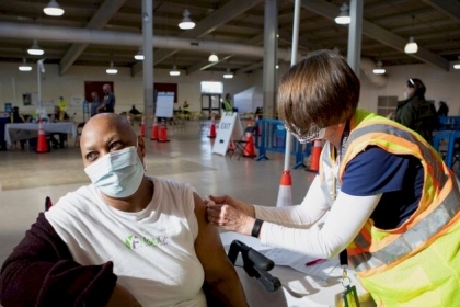 إصابات كورونا في الولايات المتحدة تتراجع 12% والتطعيمات تتجاوز مليونين يوميا