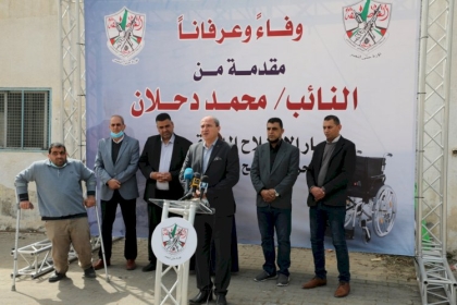 بالصور: تيار الإصلاح الديمقراطي يسلم منحة النائب دحلان الخاصة بتوزيع  أدوات طبية للفئات الأكثر احتياجاً