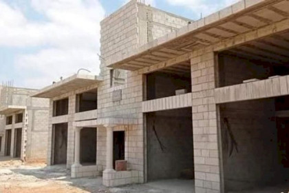 نابلس: الاحتلال يشرع بهدم محال تجارية في عين شبلي ويصيب عددا من المواطنين