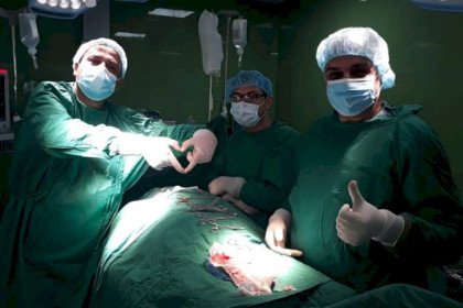 طاقم طبي فلسطيني يُجري عملية جراحية ضخمة "مُعادة" على الشريان الأبهر وتفرعاته