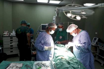 طاقم طبي فلسطيني يُجري عملية جراحية ضخمة "مُعادة" على الشريان الأبهر وتفرعاته