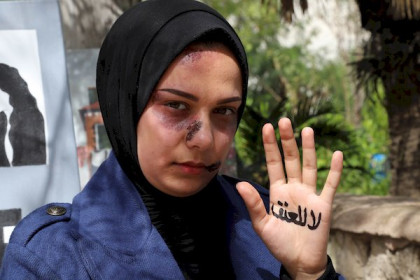 بالصور: الفنانة الفلسطينية زينة الشرفا تحاكي الواقع المأساوي للنساء المعنفات عن طريق فن المكياج السينمائي في مدينة غزة