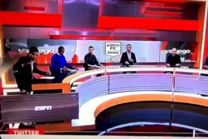 شاهد .. سقوط حائط على ضيف خلال برنامج تلفزيوني والمُذيع يستكمل الحلقة