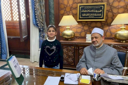 شيخ الأزهر يستقبل طفلة فلسطينية في مكتبه... لماذا؟