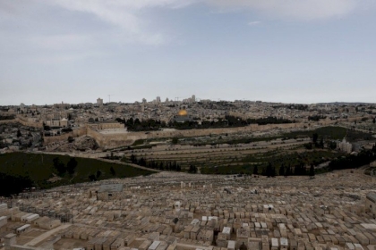 الاحتلال يسلم محافظ القدس قرارا بمنعه من دخول الضفة والعمل في مكتبه بالرام