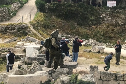 نابلس: إصابات بالاختناق خلال اقتحام الاحتلال سبسطية