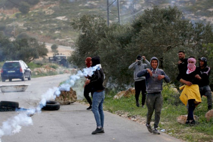 بالصور: اندلاع مواجهات عنيفة بين جنود الاحتلال والشبان الفلسطينيين