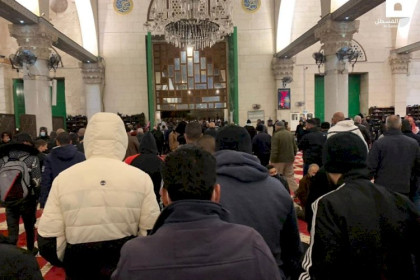 بالصور: مئات الفلسطينيون يؤدون صلاة الفجر في باحات المسجد الأقصى