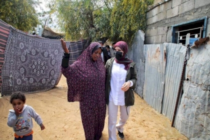 خلال زيارة أسر محتاجة.. جليلة دحلان: كم من السنوات بعد سينتظر أهالي القرية البدوية في قطاع غزة
