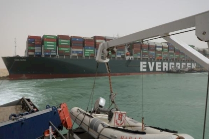 استئناف حركة الملاحة بقناة السويس بعد تعويم السفينة الجانحة