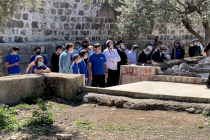 عشرات المستوطنين والطلاب اليهود يقتحمون الأقصى وينفذون جولات استفزازية