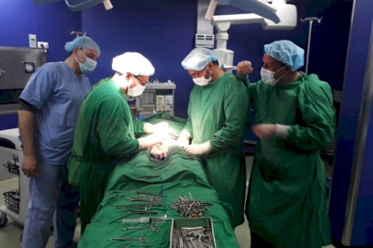 غزة: طاقم طبي فلسطيني يحقق نجاحات في العمليات الجراحية والقسطرة الطرفية
