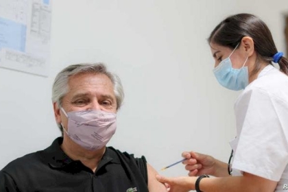 رغم تلقيه جرعتين من اللقاح.. الرئيس الأرجنتيني مصاب بكورونا