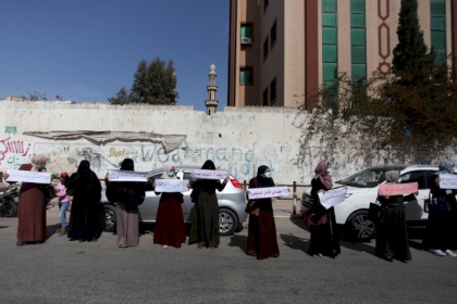 غزة: موظفي العقود في "أونروا" يواصلون اعتصاماتهم للمطالبة بإنصافهم وتثبيتهم