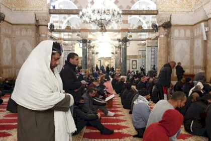 بالصور: أعداد كبيرة من المصلين يؤدون صلاة فجر اليوم الجمعة في المسجد الأقصى المبارك
