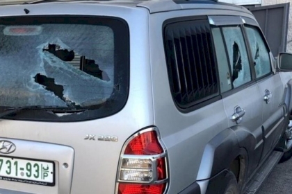 مستوطنون يحرقون مركبتين ويخطون شعارات عنصرية شمال رام الله