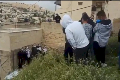 بالفيديو: شبان فلسطينيون يمنعون المستوطنين من دخول العقارات المسربة بالقدس المحتلة