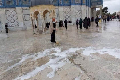 شاهد: استعداداً لشهر رمضان المبارك... العشرات من الفلسطينيون يتطوعون بتنظيف باحات المسجد الأقصى وقبة الصخرة المشرفة
