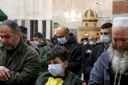 بالصور: فلسطينيون يؤدون صلاة التراويح في الحرم الإبراهيمي بالخليل ليلة أمس