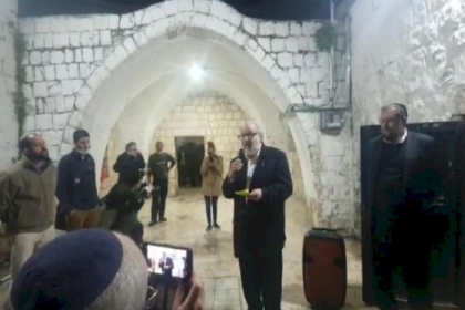 جاسوس اسرائيلي من أصول أمريكية يشارك في اقتحام قبر يوسف بنابلس