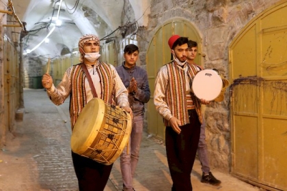صور: المسحراتي في البلدة القديمة بمدينة الخليل‎