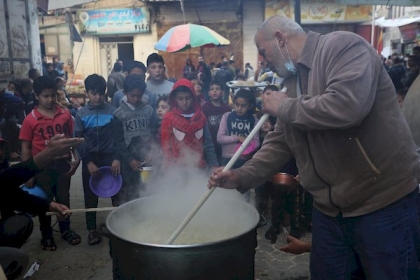 بالصور: فلسطيني يوزع الطعام على العائلات الفقيرة في شهر رمضان المبارك وسط مخاوف من كورونا  في حي الشجاعية بقطاع غزة