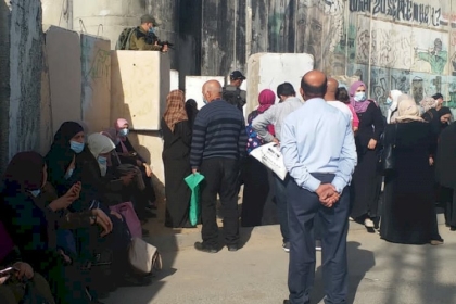 بالصور:  قوات الاحتلال ترفض دخول أهالي الضفة الغربية من حاجز قلنديا إلى مدينة القدس المحتلة