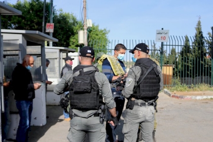 الاحتلال يفتش منازل وينصب حواجز عسكرية في الخليل