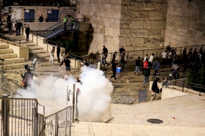 القدس: مسيرة حاشدة في باحات الأقصى ومواجهات في سلوان