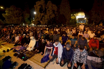 75 ألف يؤدون صلاة التراويح في رحاب المسجد الأقصى رغم الإجراءات الإسرائيلية