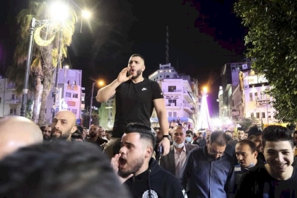 رام الله: متظاهرون يهتفون "الشعب يريد صندوق الاقتراع"