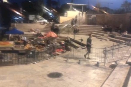 القدس: الاحتلال يُعيد وضع سواتر حديدية في ساحة باب العامود