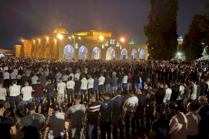بالصور: نحو 70 ألف مصل يؤدون العشاء والتراويح في رحاب المسجد الأقصى