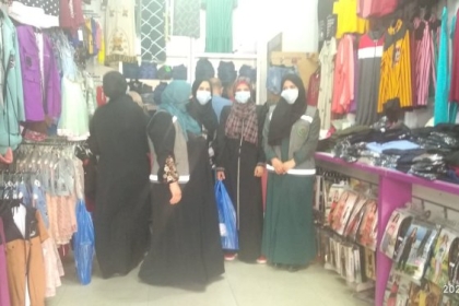 لجنة المرأة العاملة في مجلس العمال بمحافظة الوسطى تنفذ جولة ميدانية على عدد من محلات الملابس الجاهزة