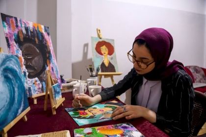 بالصور: فنانة فلسطينية تصنع مشغولات يدوية وتجهيزات فنية للعيد