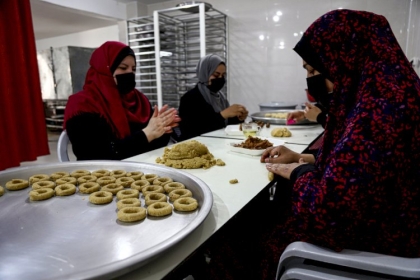 بالصور: فلسطينيون يقومون بإعداد الكعك قبيل عيد الفطر في مدينة غزة