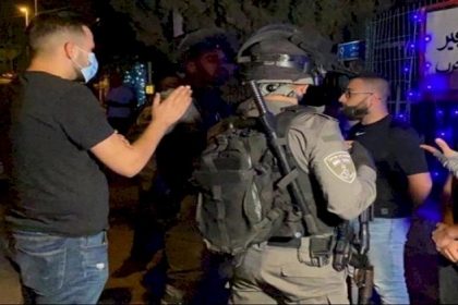 القدس: إصابة شابين واعتقال آخرين خلال قمع الاحتلال المعتصمين في حي الشيخ جراح