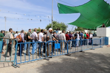 بالصور: المصلون الفلسطينيون ينتظرون عند حاجز بيت لحم  لمحاولة عبورهم للقدس في  الجمعة الأخيرة من شهر رمضان