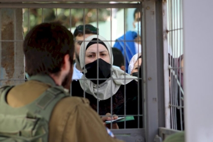 بالصور: معاناة الفلسطينين على الحواجز الاسرائيلية في الضفة الغربية والقدس